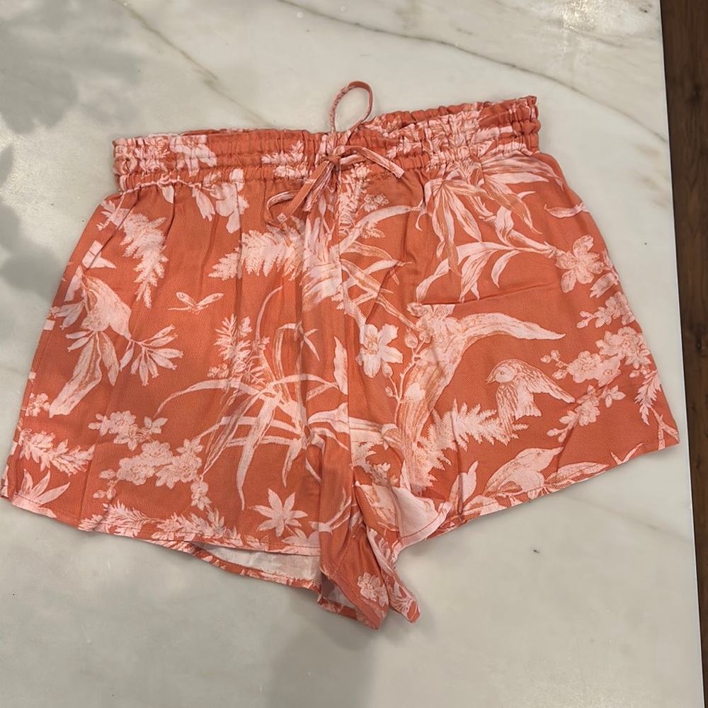 NWT! H&M coral floral shorts. Size medium.